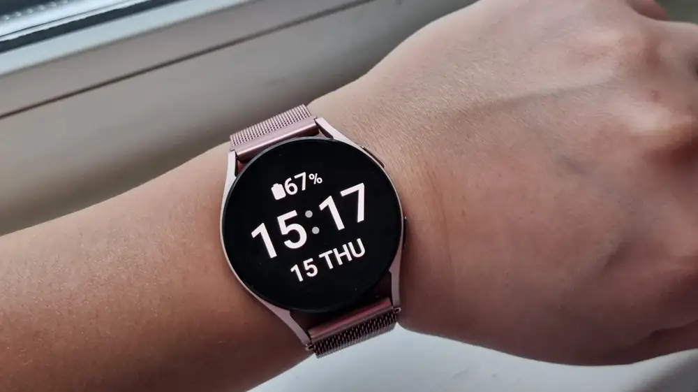 На samsung watch 5 сел идеально. До этого заказывала на алике, для сравнения на фото (серебристый). За свои деньги идеально, пришел быстро. Продавцу спасибо.