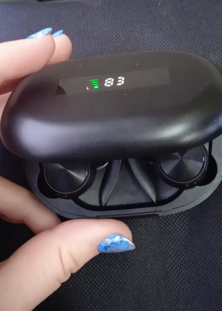 Наушники отличные, звук хороший да и заряд держат долго, НО не думала что так скоро один выйдет из стоя. Ни включить ни выключить и от кейса на заряжается. Брала в конце октября