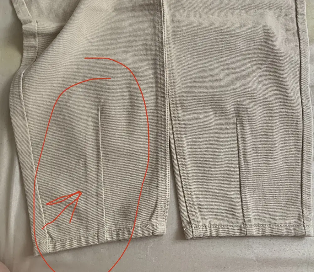 Ткань плотная но джинсы не соответствуют фото, внизу на джинсах стрелки. Увидела только дома. Так бы не стала брать