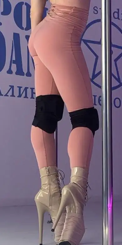 Леггинсы просто огонь )) Первый раз одеваются ооочень сложно, но тут главное, тихонечко тянуть сзади за самую верхнюю верёвочку. И тогда они натянутся - первые пару раз одевать трудно (и снимать)), потом намного легче. Сзади шнуровка очень красиво выглядит. И, что нравится, леггинсы обтягивают, как вторая кожа, но не сплющивают ягодицы - очень красиво смотрится. Брала xs на рост 157 см, ягодницы примерно 88см, талия 63.