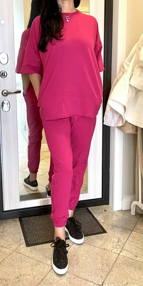 Красивый и яркий костюм. Очень комфортно в нем, плотная натуральная ткань и свободный фасон. Подошёл супер 🙌 даже на рост 180 см. В общем рекомендую на осень, прям радует глаз. ❤️