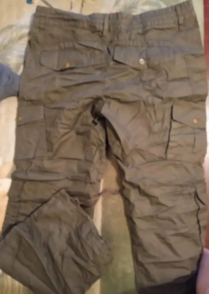 Брюки классные хоть по отзывам пишут что из старой коллекции но я именно такие хотела размер L  на мой об 98 и от 80 чуть великоват но на поясе имеется шнурок которым можно чуть затянуть вообщем я довольна и пошив и качество супер и нужно еще их отгладить