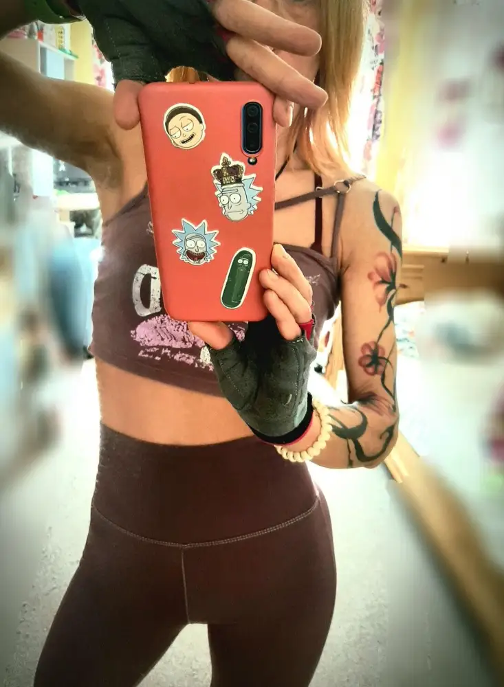 Из многих выбрала эти. Единственные, которые не передавливают впереди между ног и не выделяют, то что не надо. ХС через бедра прошли, на талии 58 см легли хорошо, не передавливают и не сползают. Попу может и сплющили, но в моём возрасте важнее, что попа не висит в них)) на рост 160 внизу морщат, но я привыкла. В общем, на 48кг как сели, видно на фото. Хотела к ним топ, но был только С, а он мне велик. Будем импровезировать. Легенсы понравились, спасибо.