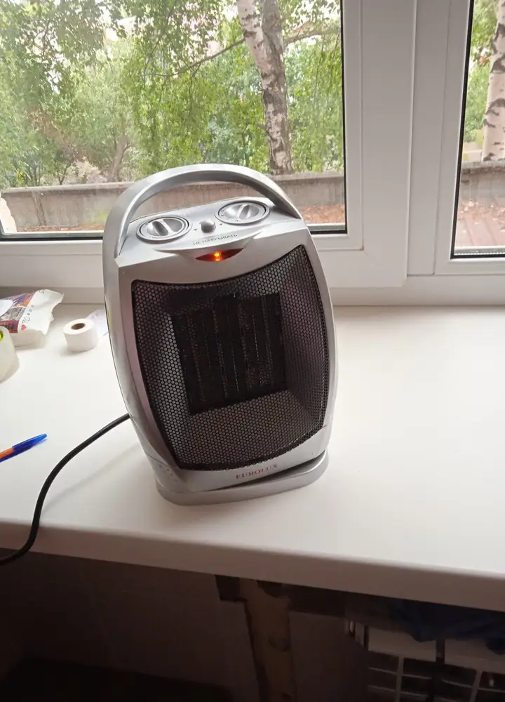 Греет хорошо, но что то начало жужжать, будто деталь какая то сломалась, будто что то попало, и это с 3 раза включения началось, при этом включала каждый раз минут на 15.
