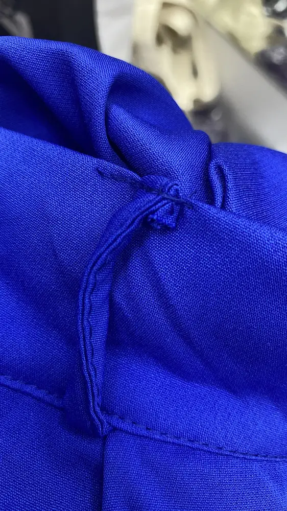 Ну серьезно, ребята, большие вопросы к качеству. Материал на мой взгляд синтетики больше гораздо, может я ошибаюсь. Но реально такая тонкая ткань … а фасон, кстати, прекрасен. Но посадка из-за пошива и ткани испортила всё. Как тут писали на спине по талии пузырится, из-за того, что ткань тонкая пуговица спереди на талии тянет всё вниз. А по фасону должно хорошо сидеть. Строчки вообще молчу какие (см.фото). Цвет в Реале ярче, чем на фото.