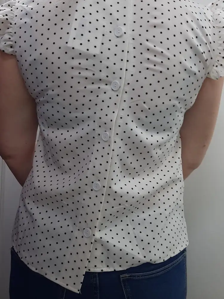 Блузка очень понравилась, но возврат по причине брака. На фото брак виден. Буду перезаказывать, надеюсь придет в отличном состоянии.