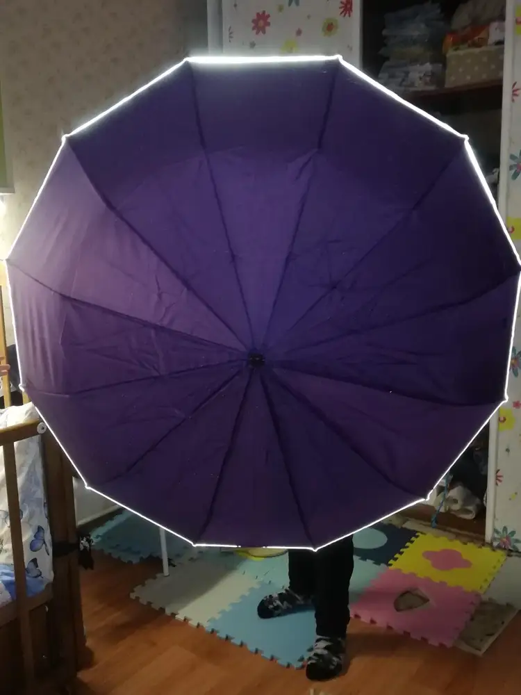 Зонт пришёл в коробке, цвет приятный, открывается легко, закрывается с усилием. Тяжеловат, но этим наоборот внушает доверие, что не унесёт его. Большой купол. Светоотражающая полоса светится. Неприятный запах у зонта, надеюсь выветрится.