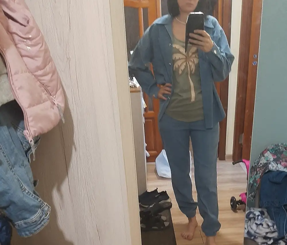 Сидит лучше других подобных костюмов, хотя брюки для меня и не идеальны - давит резинка на талии. Больший размер не захотела, будет рубашка широкая. Ну и с пуговицами непонятно что - болтаются и как поведут себя при стирке  интересно, не поржавеют ли? Но вообще оставила костюм, среди других подобных по ткани встречала лучше, а вот фасон не попался идеальный. Мои параметры 90-70-100, рост 170.