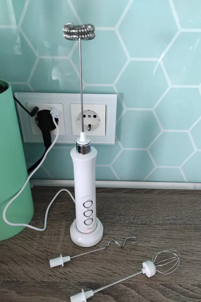 Отличный помошник на кухне. Купила второй, первый забрала себе дочь) Пользуюсь каждое утро, то яйца взбить на омлет, то молоко для капучино, очень давольна! Ни проводов ни шума, быстро и очень удобно. Единственно,  надо осторожно относится к венчикам, чтоб не погнуть ( случайно такое произошло, пришлось выравнивать)