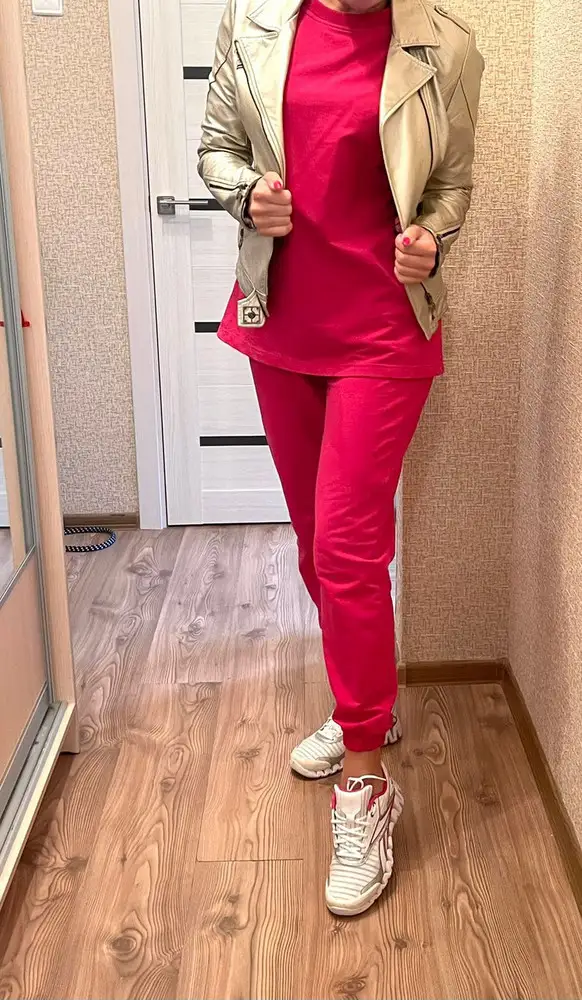 Костюм заказал маме, ей очень понравился фасон и цвет. Подходит для улицы и для дома, размер в самый раз. Ещё закажу другой цвет для девушки.