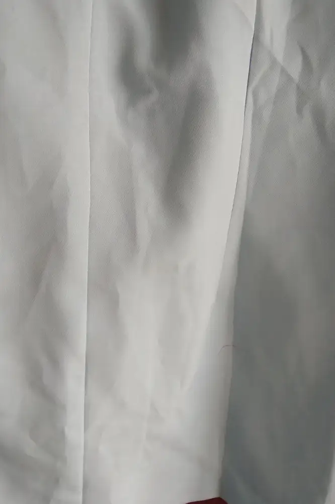 Был испачкан красной ручкой внизу на спине и ужасный запах пота, даже примерять не стала. Еще заметила маленькое пятно на плече сзади. Ужас да и только, испортили вещь!