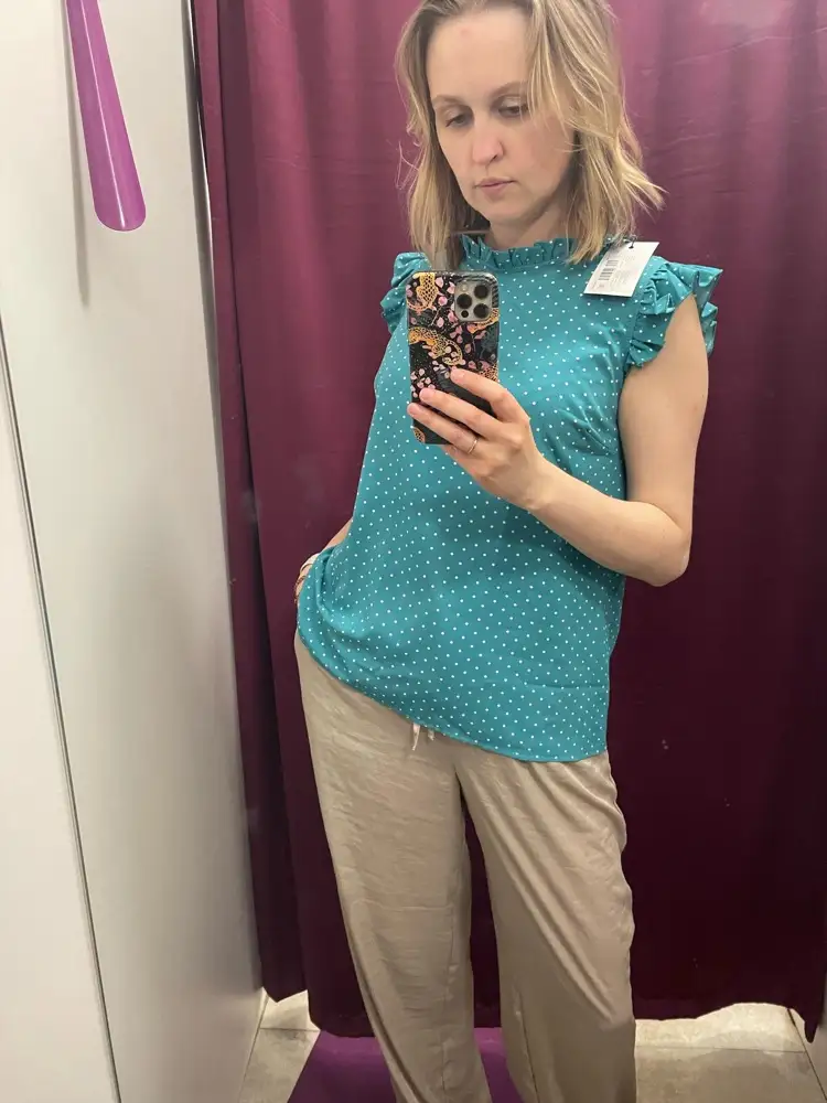 Ткань хорошая, смотрится очень красиво, пошита качественно. Очень комфортная. Размер подошел. Крылышки этим летом-тренд!