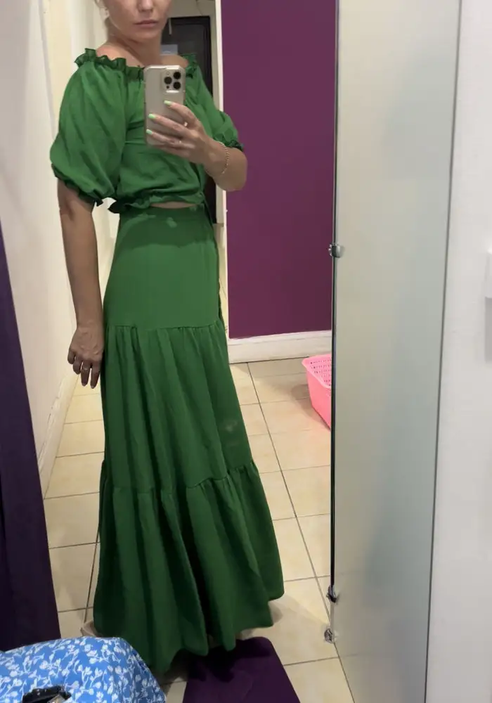 Отличный костюмчик , очень быстрая доставка , можно носить по отдельности юбку и топ ! Рекомендую!!!