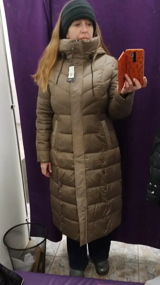 Отличное пальто. На 104-82-104, рост 172 село идеально. Утеплитель равномерно распределен, карманы глубокие, на кнопках. К сожалению, отказалась, т.к. по отзывам думала, что оно тоньше, хотела на демисезон. Ткань, думаю, сильно промокает.