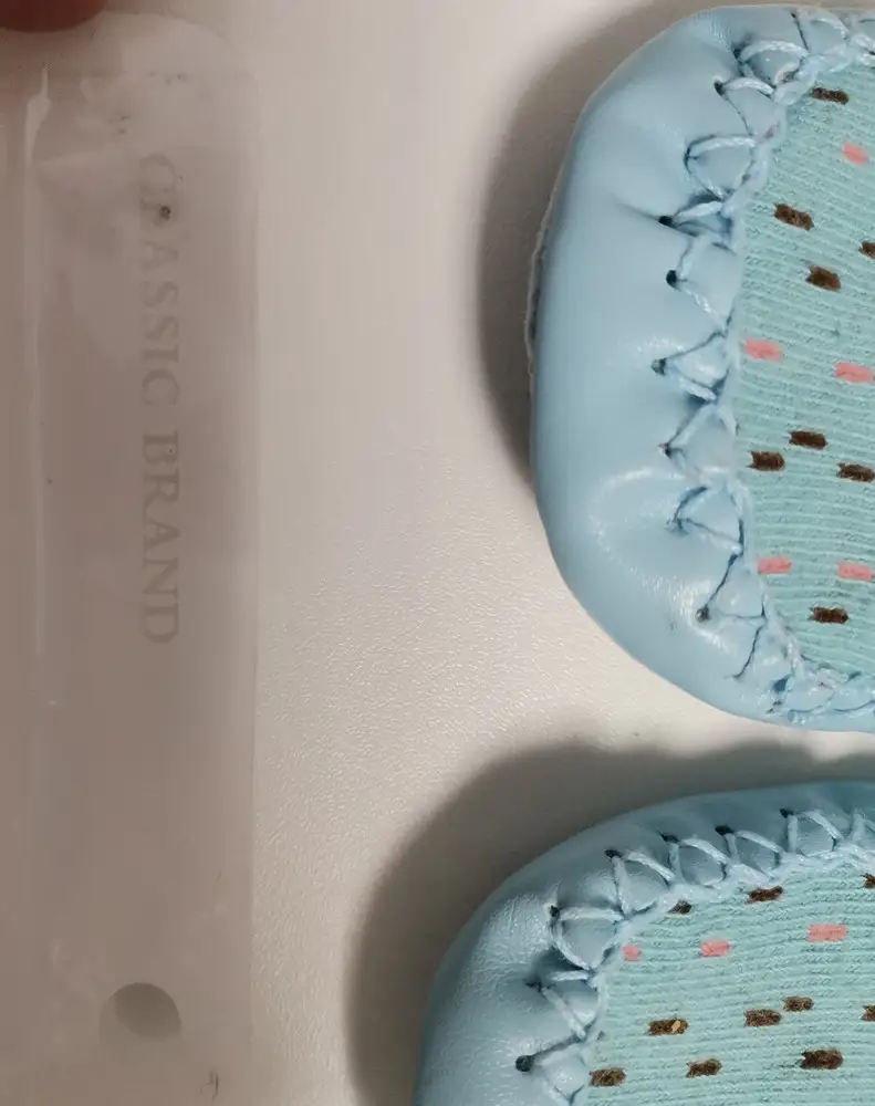 Заказывала 2 пары с разницей примерно месяц. Первые пришли отличные, ребёнку нравятся. Носит не снимая, не скользят, швы не расходятся. Стирали уже пару раз, появились катышки, но это не критично. Вторые пришли немного другого цвета, в абсолютно другом пакете classic brand. Ребёнку в них неудобно, каждый раз пытается снять. По фото видно разницу. Хотелось бы получить комментарий продавца по этому поводу.