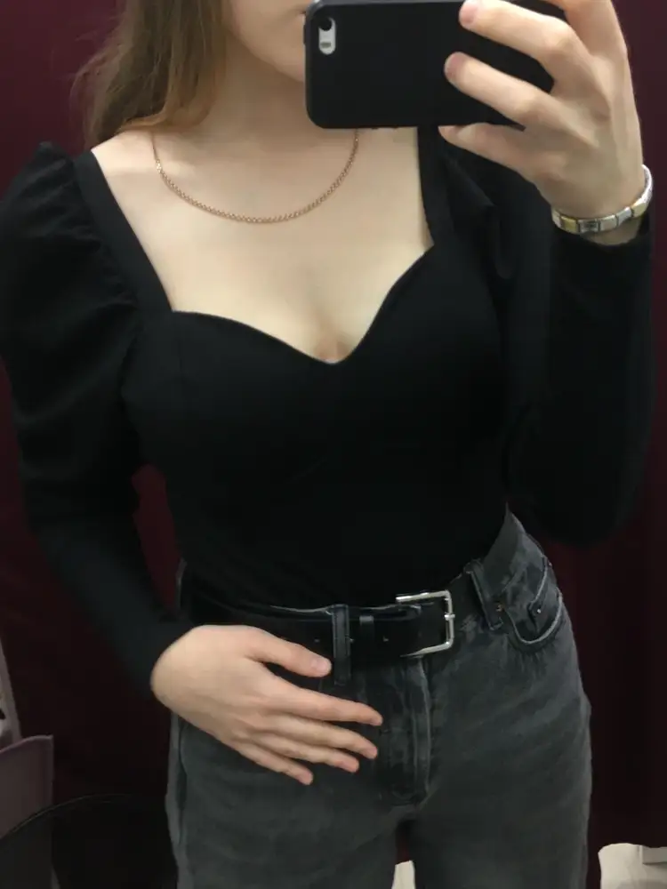 Классная, сидит лучше, чем ожидала. Не совсем удобная застежка(как на лифчике), но приспособиться можно. 