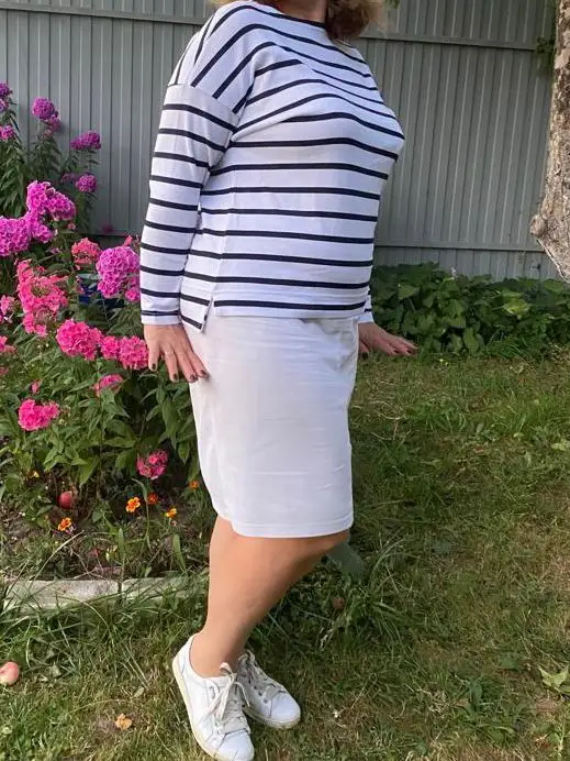 Отличный свитшот, приятный и мягкий трикотаж. Спущенная линия плеча и вырез лодочкой- это то что я люблю  на прохладный вечер будет просто великолепно! Рекомендую.