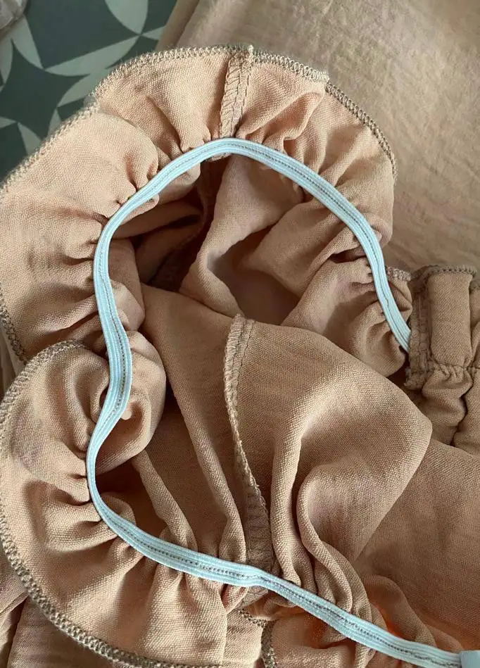 Костюм хороший. Прошит ровно и аккуратно. Нитки нигде не торчат. Резинки мягкие, переживала, что будут сдавливать кожу, но все отлично. Цвет очень приятный) Мне понравился👍🏻