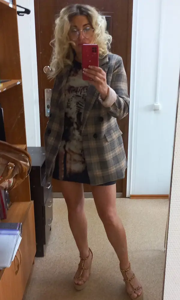 Достойное качество за свои деньги. Брала на размер больше своего ,хотела оверсайз и не прогадала. Сшит аккуратно. Подкладка  могла бы быть чуть получше. она из тех что  со временем разлазятся. Но т.к. у меня больший размер, надеюсь этого не случиться