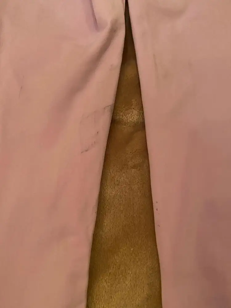 Забрала штаны с пункта, не было времени мерить, открыла дома и ужаснулась- они все грязные, как будто в каком то мазуте…я даже не уверена, что это можно было бы отстирать, да и желания нет такое изделие носить после увиденного!