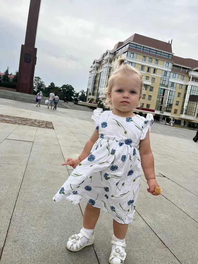 Наша Василиса 😍 в шикарном платье с васильками 💙 очень довольна этой покупкой, качество на высоте 👍🏻 дочке 1,5 года, 13,5 кг, мы достаточно пухленькие - размер платья 92 подошёл отлично 😌