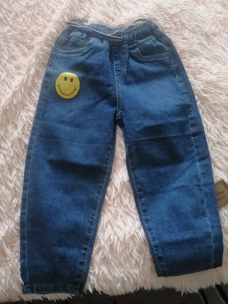 Очень классные джинсы!!! 
на рост 105 см, размер 104-110 см идут с хорошим запасом, но не критично,однозначно  покупкой довольны