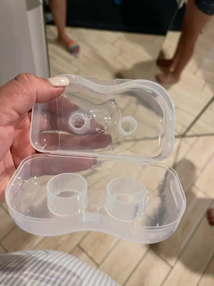 Написано, что универсальные, а на упаковке указан размер и походу они мне малы, жалко конечно если это так .. а так тонкие , мягкие и есть футляр.