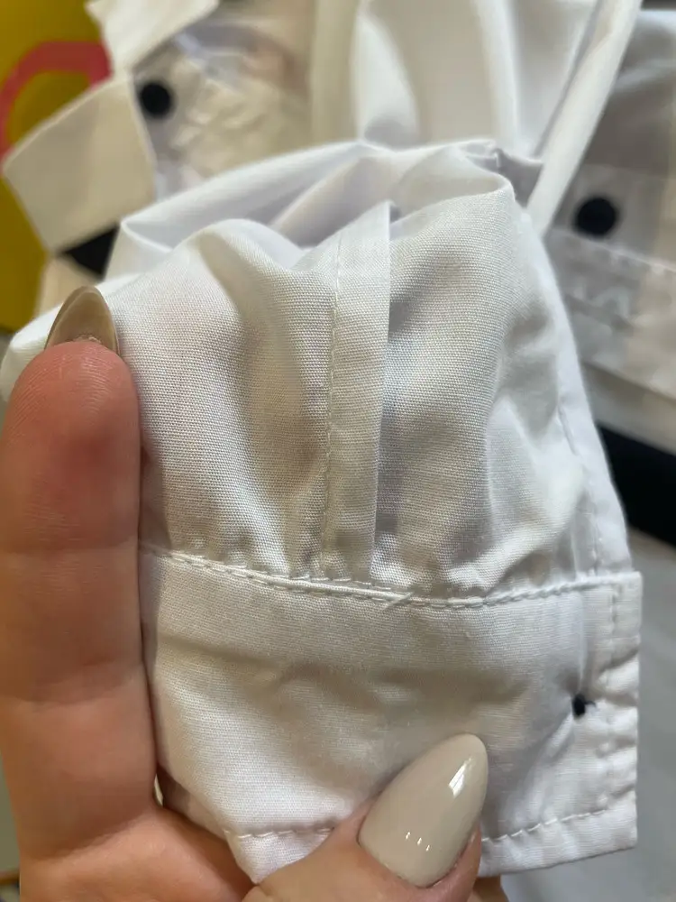 Я давно не встречала такого качественного пошива. Блуза идеальна. Идёт чётко в размер. Ни одной торчащей ниточки, скрытые внутренние швы! После стирки легко гладится, проста в уходе, что для меня имеет ни малое значение. Выбирала именно смесовый хлопок дочке во второй класс по опыту первого, под конец дня в блузе ребёнок выглядит опрятно, нет сильной помятости. Очень довольна выбором.