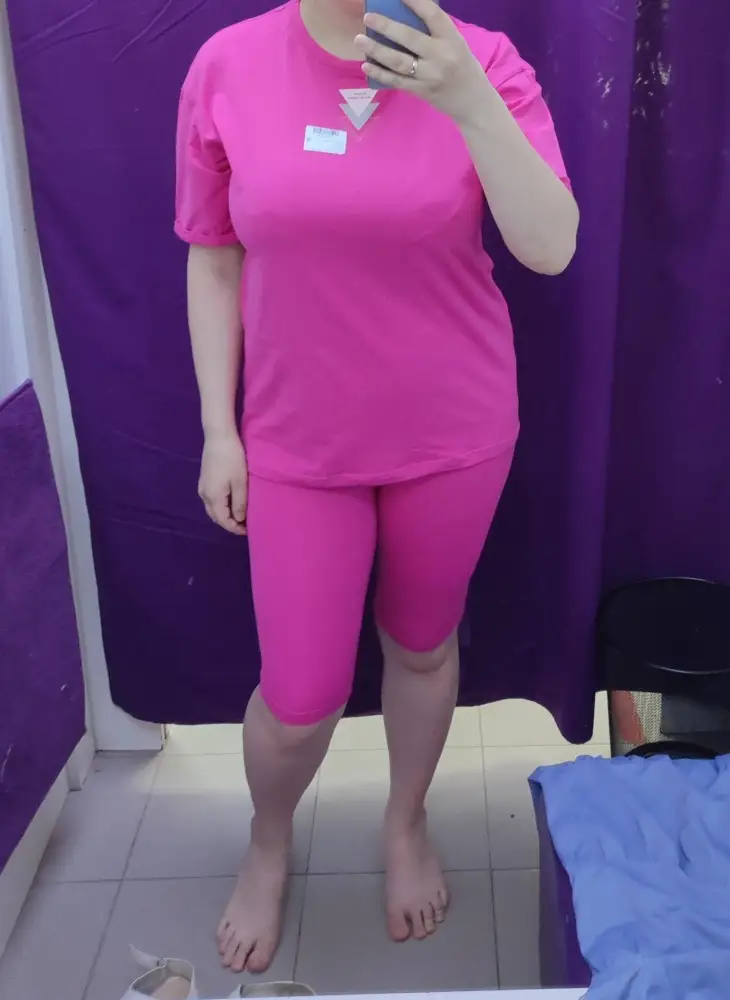 Заказывала на примерку розовый костюм в размере xl и зеленый в размере l. У костюмов абсолютно разная ткань, у розового костюма очень приятная, мягкая ткань (хлопок с добавлением лайкры), у зеленого костюма ткань жестковата (по ощущениям лайкры в составе нет). Костюм в целом понравился, но выглядит не как на модели, футболка не оверсайз, хотя взяла размер больше и рукава не такие длинные и широкие. Футболку хотелось бы тоже подлиннее (мой рост 165). Оставила, буду носить дома.