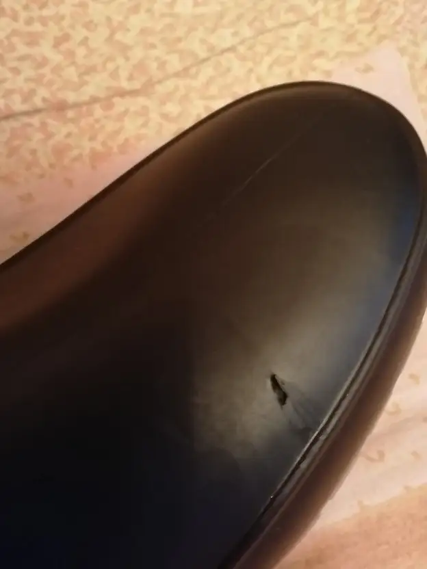 Брак. На сапоге дырка.