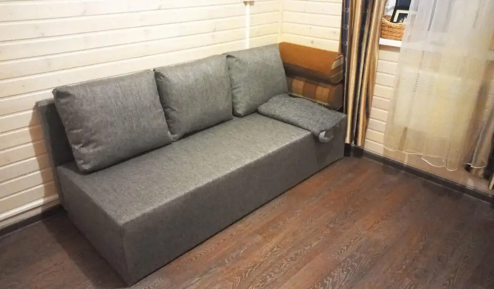 Отличный диван. Для дачи хороший вариант. Для тех, кто не любит слишком мягкое. Целый, полный комплект.