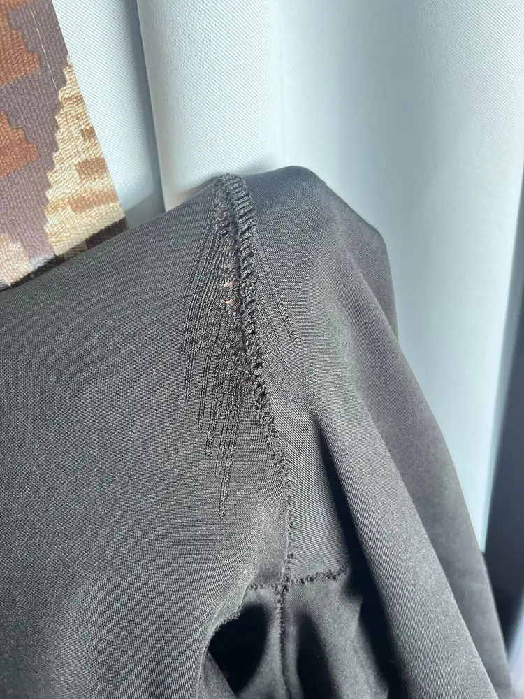 К сожалению порадовали они меня всего один день, сняла и вот что с ними случилось, размер подходящий. По швам пошли стрелки во все стороны, спустя несколько часов носки.