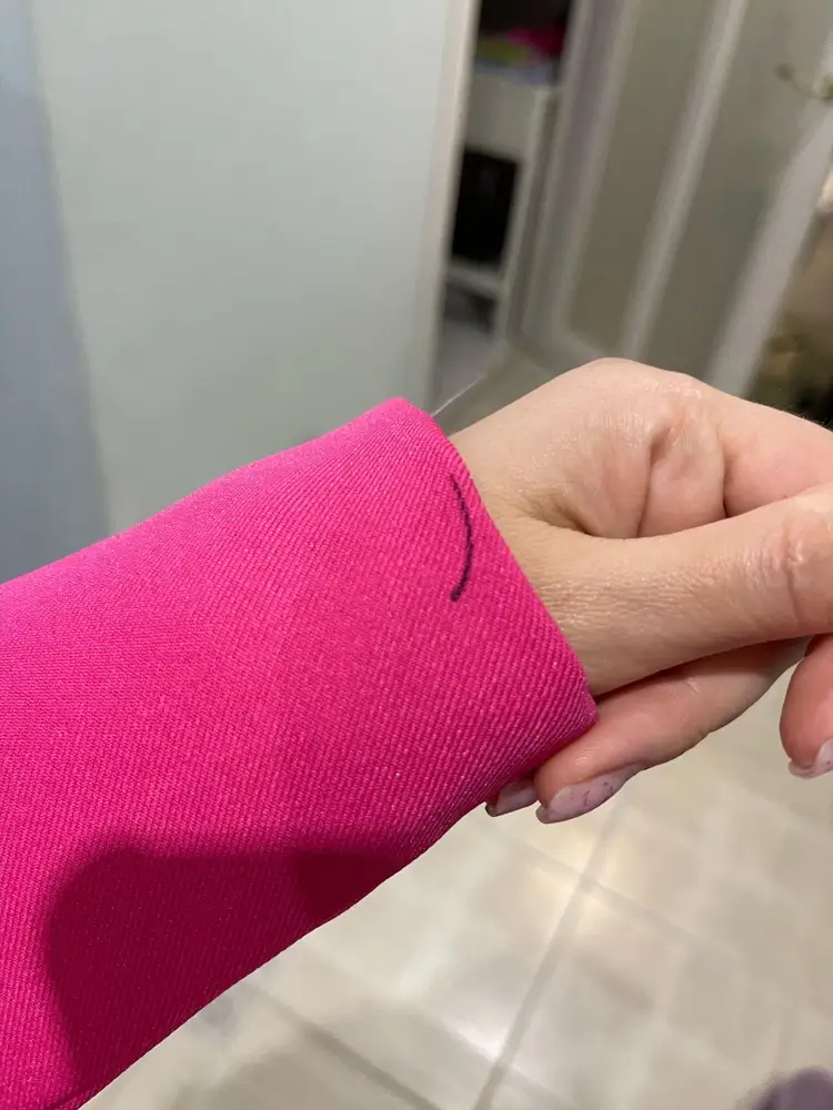 Крайне расстроена, это второй мой пиджак от этого продавца. Первый черный, пришел идеально выглаженный, на вешалке, с биркой, подкладка не сползает - просто 100 из 100. Заказала в другом цвете и кошмар, весь мятый, бирка отрезанная в кармане лежит, запачканный, подкладка не подшита и при одевании вылезает, это просто ужасно.