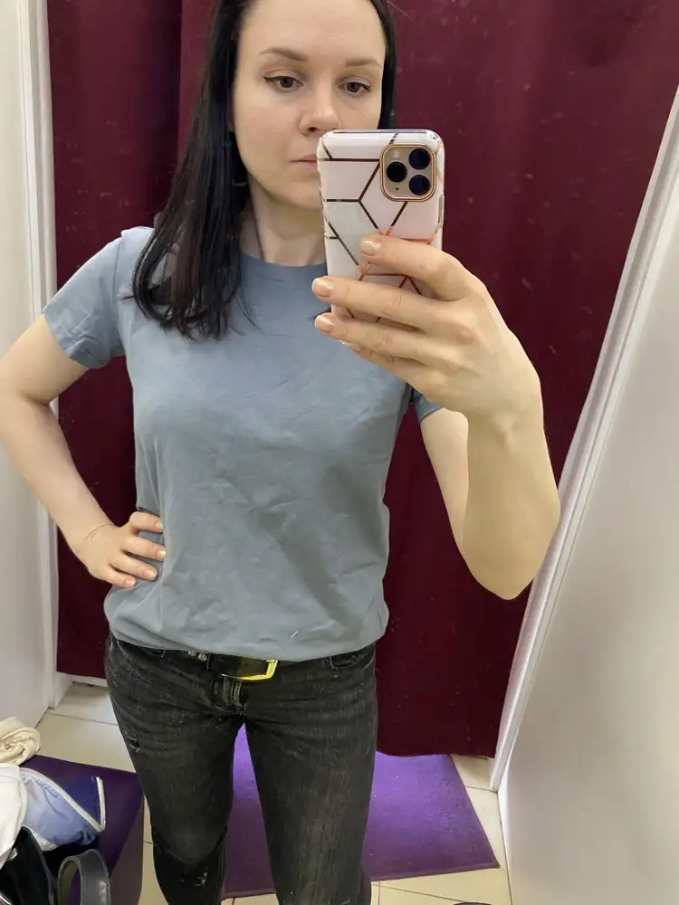 Хорошее качество, но цвет светлее, чем на модели, в жизни цвет выглядит простеньким. Ношу 44 размер (широкие плечи), померила 46-ой. Обьем груди 91, талия 74