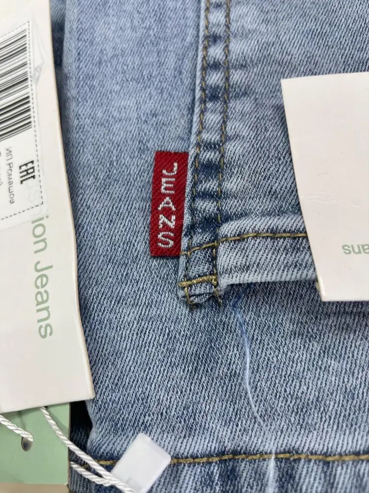 Добрый день, очень разочарованна в товаре. Это подделка! Я мерила джинсы в магазине и на них везде указанно american apparel. У вас же просто fashion jeans. Материал тонкий, нашивка Denem сзади джинс тонкая картонка. Прошу вернуть 100р за возврат, это явная подделка. Прикладываю фото как выглядет оригинал на последнем фото.