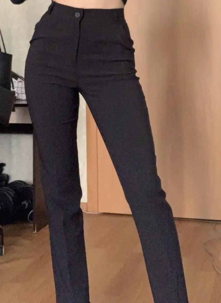 Сначала думала отказываться, тк материал показался дешевым и слишком тонким, НО!😂 постояла посмотрела и вроде как понравилось по посадке, зацепило то, что очень хорошо по фигуре село и самое главное не короткие!!!! А хорошие по длине редко встречаются мне (рост 173). Дома ещё раз померила и влюбилась, они хоть и чуть собираются но меня это не смутило, люблю в облипку, параметры 62-92, оставила 42, больше уже не так бы выглядело мне кажется. Кто сомневается между двумя размерами берите больше если не любите в облипку как я😇