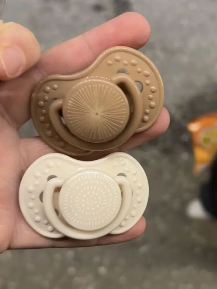 Хотели перейти с бибс на эти, но ребенок отказался брать соску. Нам 3 месяца через неделю, и соска почему то давила на крылья носа. Но если ребенок подрастет, мне кажется соска будет западать в рот, т.к край ее прям очень сильно граничит с нижней губой.