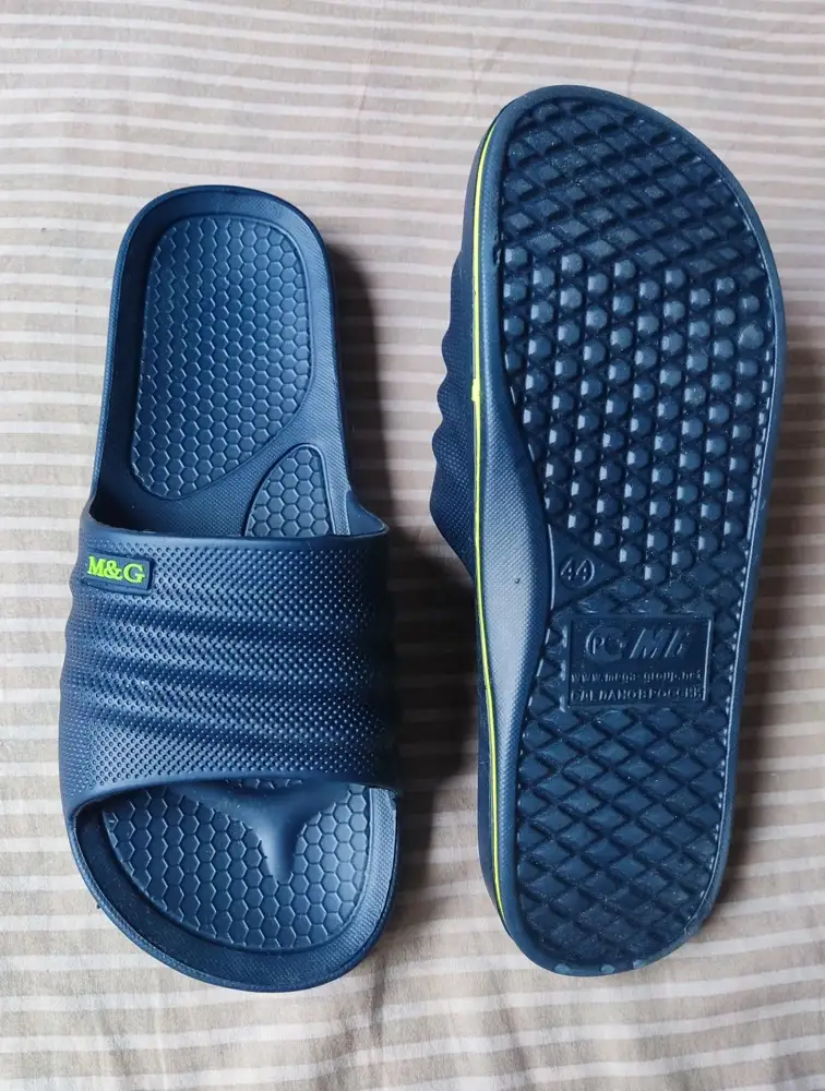 Шлепки отличные! Нога не скользит, размер в размер!