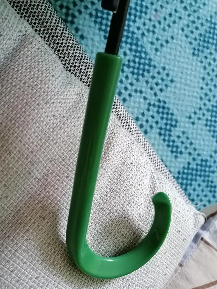 Зонт вроде и неплохой за эту цену, но расцветка не соответствует фото. Пришёл с зелёной ручкой, при этом ручка не такая как на фото. И свистка нет.