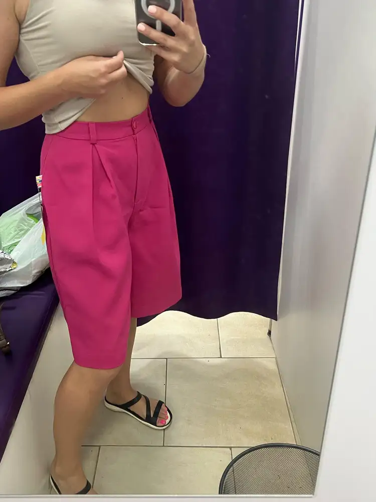 Посмотрела отзывы не поняла какой размер заказывать))) в итоге оказалось обычный мой размер мне подошёл. Классное качество, все ровно пошито, нитки не торчат, ткань хорошая. Сели отлично, пришли не мятые. 