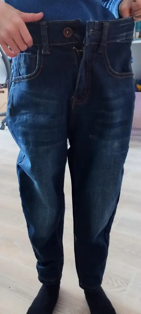 Несуразная вещь! Очень узкий низ штанин, что аж ноги не влазят и очень широкие бедра и пояс. Непонятно на кого шили данные джинсы.