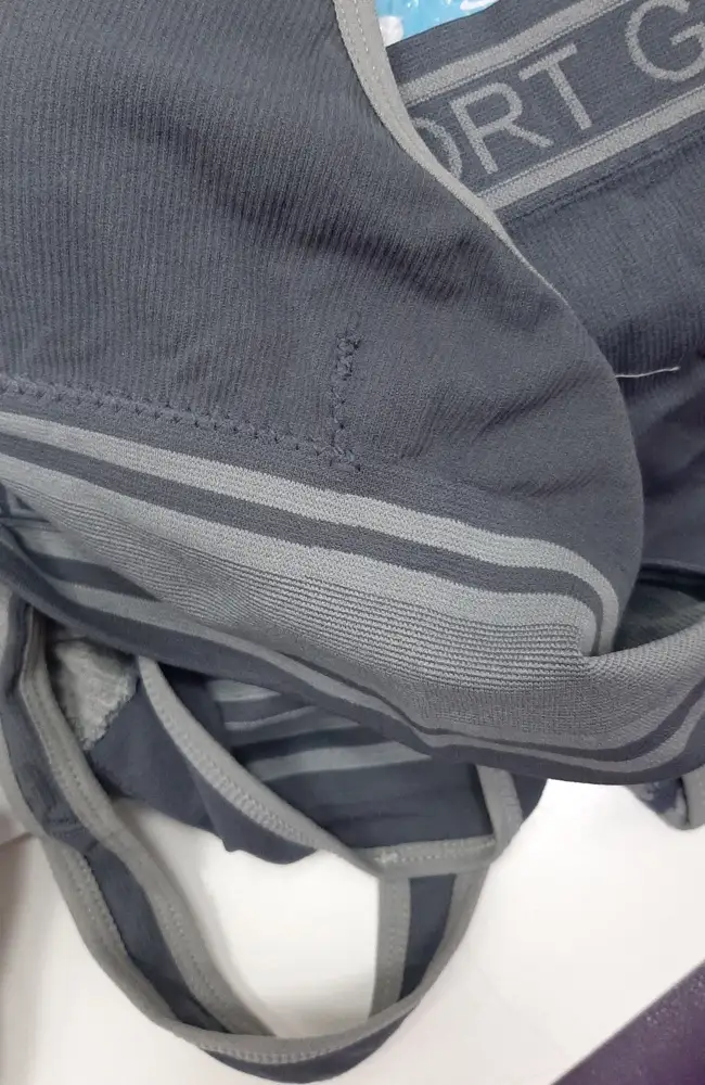 Швы с лицевой стороны ужасные , как- будто грубо прошили сверху в ручную...