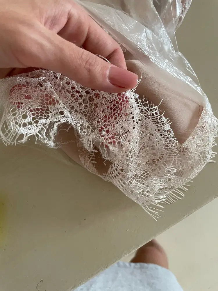 Отвратительная блузка -вчера купила ехать в командировку ,постирала сразу и кружева испортились,фото прилагаю.Тысячу триста рублей сразу на помойку !Не советую покупать!