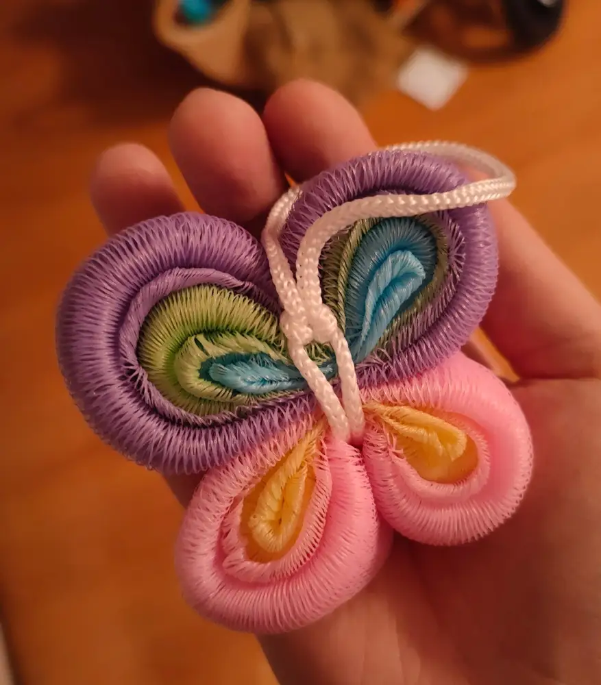 Очень милая мочалка, ребенок 2 года уже опробовал. Для маленьких ручек самое то, моется сам с удовольствием. 
Большое спасибо продавцу. Малыш доволен