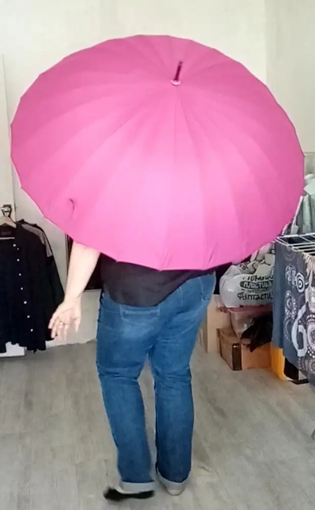 Классный, яркий, большой зонт.