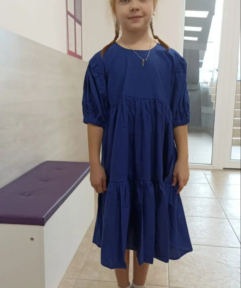 Рост 130см стандартного телосложения, а размер 128 великоват. Взяла б ещё меньше. Но сроки поджимали, поэтому под пояс и отлично. Хлопок хорошего качества, но не сильно плотный. А так пошив хороший. Внутри нет ни одной бирки с составом или названием производителя или хотя бы с размером. Просто на верёвочке бирка с размером, названием и составом.