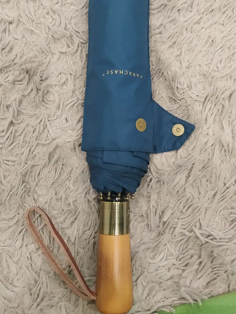 Полный восторг!!! Этот зонт выглядит в пять раз дороже. Латунные вставки, деревянная ручка, магнитная кнопка, кожаный ремешок....