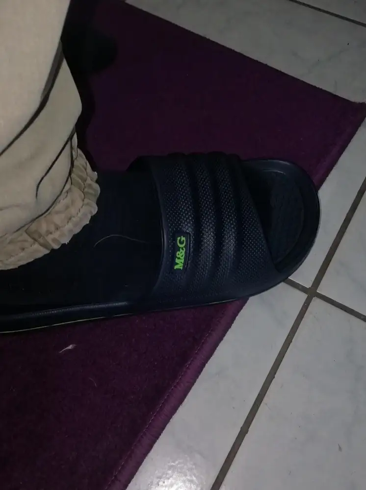 Шлепанцы большимерит, сантиметров на 2-3, качество хорошее но нога с них будет вылетать, поэтому отказ