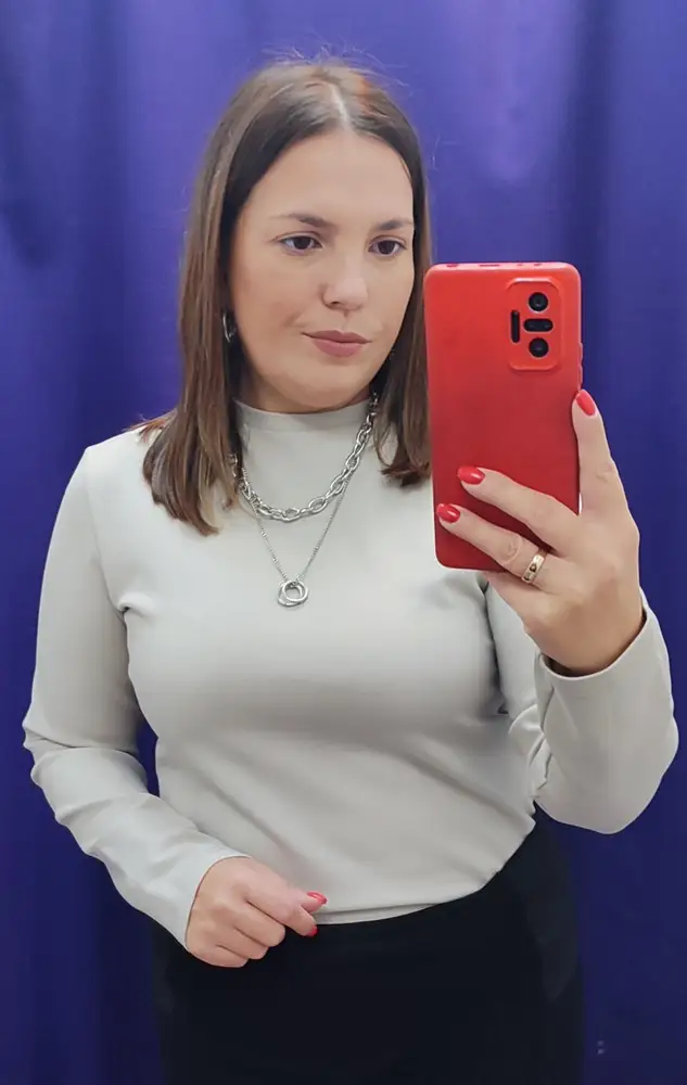 Лонг супер! Плотный, приятный к телу. Но горловина прилегает к шее плотно. Размер L в облипочку на мой между 46 и 48 .