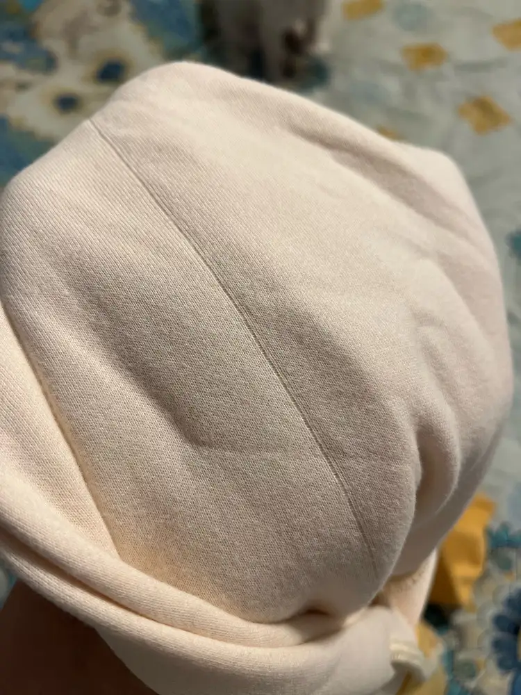 Очень ждали эту толстовку, так как ребёнок просил на НГ - худи желтого цвета, а тут ещё и символ года))) Качество понравилось, но сразу не заметила брак! Дома уже когда более внимательно посмотрела, нашла внутри капюшона стрелку (фото ниже) и рисунок отпечатался.